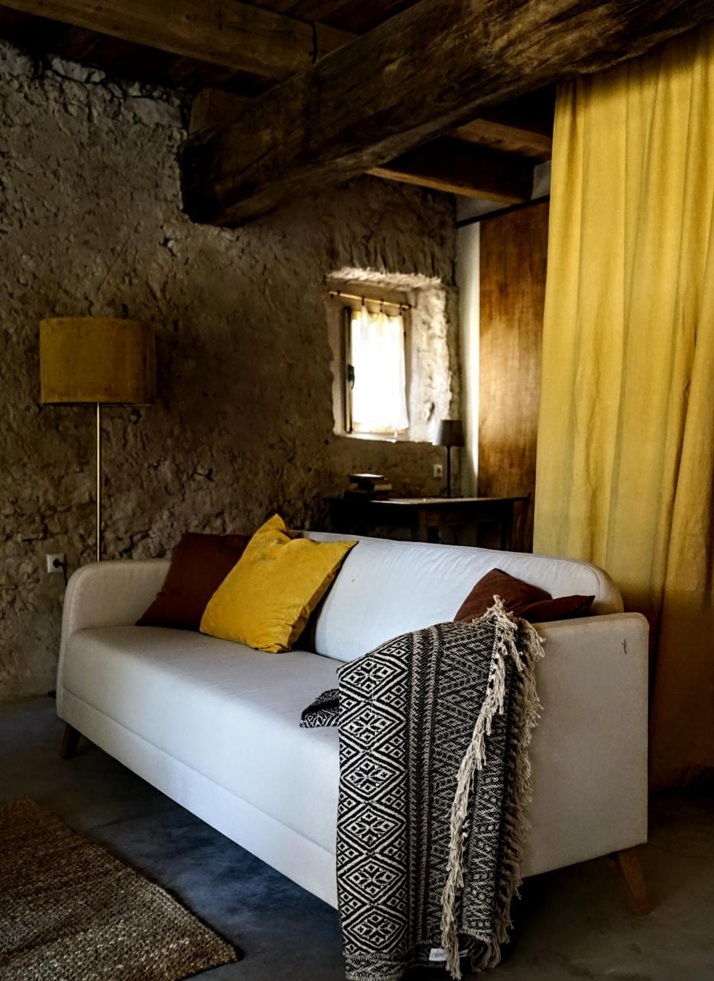 Can Tat, Loft In A Old Coach House Sant Jordi Desvalls Экстерьер фото